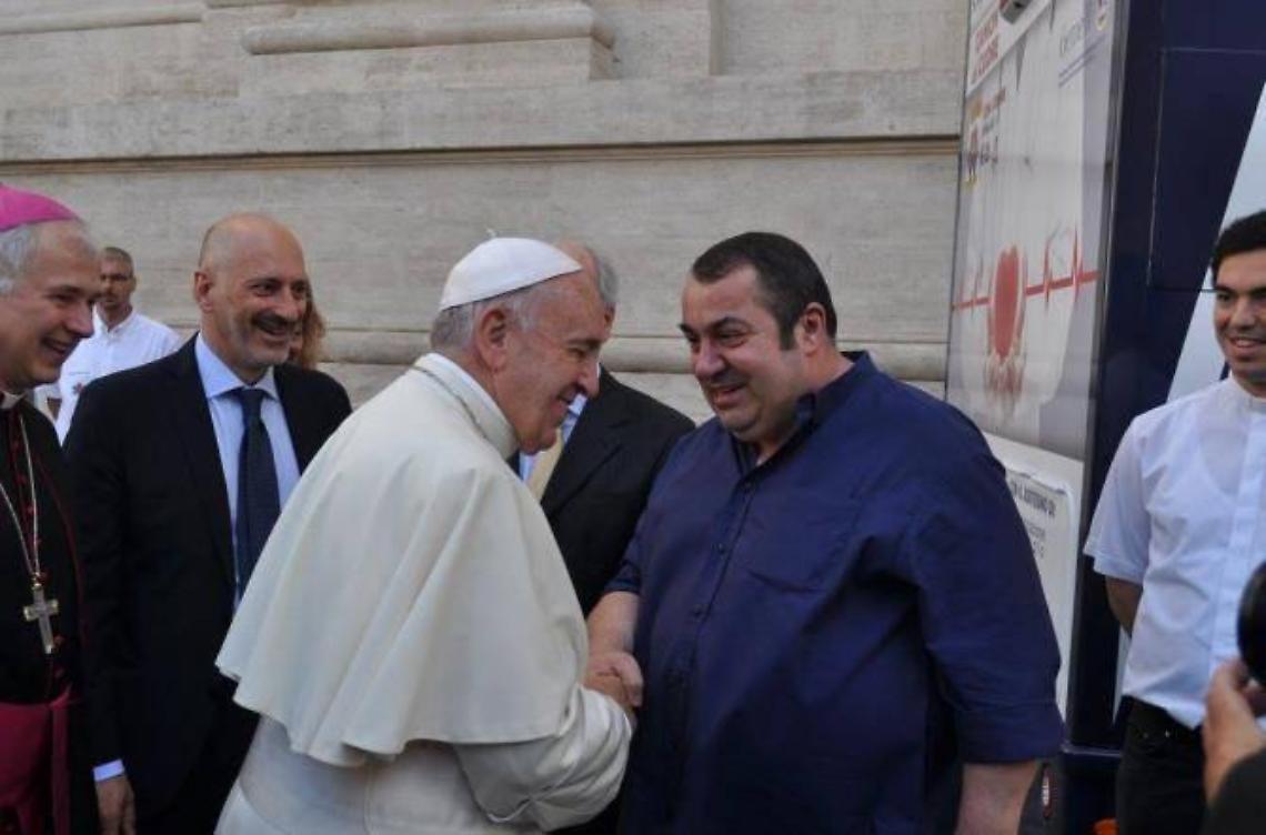 Dall'alta cucina alla beneficenza, Johnny e la benedizione di Papa Francesco