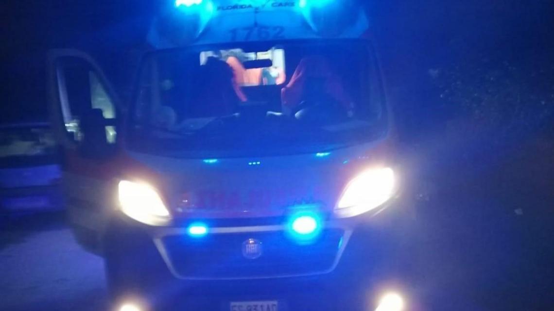Pensionato pestato dal branco con un casco