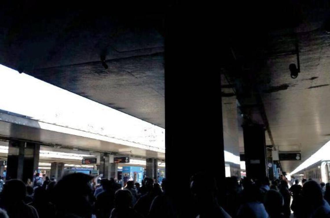 Si rompe una motrice, 1500 persone restano a piedi sui binari
