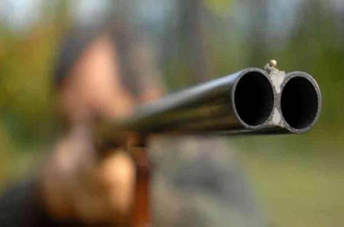 Spara col fucile in un luogo pubblico: bloccato e denunciato
