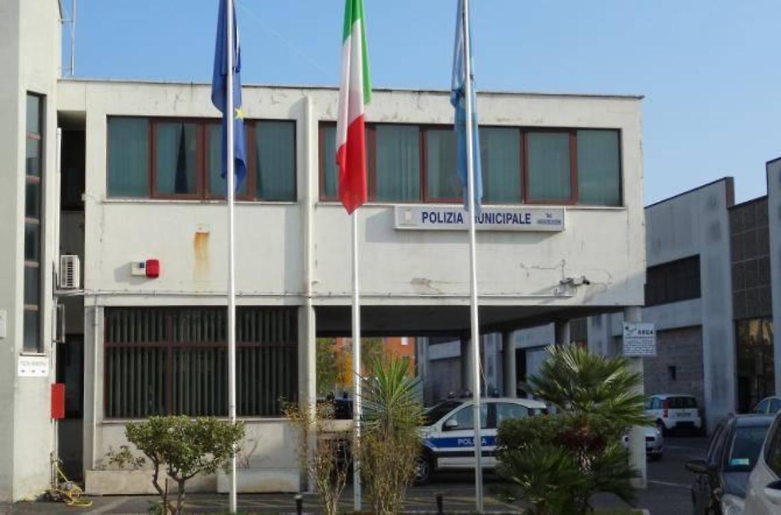 Anziano senza memoria vagava in centro, ricoverato. Si cercano i familiari