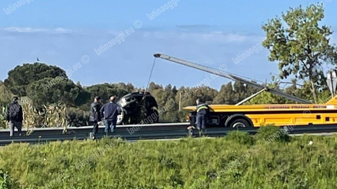 Finisce col Suv rubato in una scarpata sulla Pontina