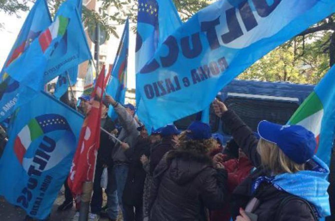 Addette alle pulizie della caserma senza stipendio, scatta la protesta