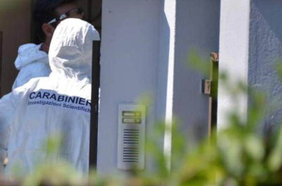 Donna trovata sgozzata in casa dal marito: indagini concentrate su un insospettabile
