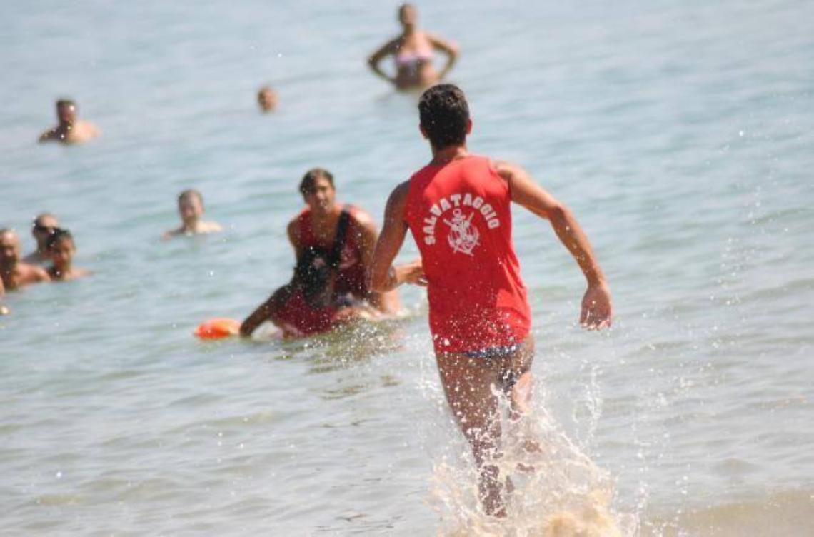 Donna in difficoltà in acqua salvata da un bagnino