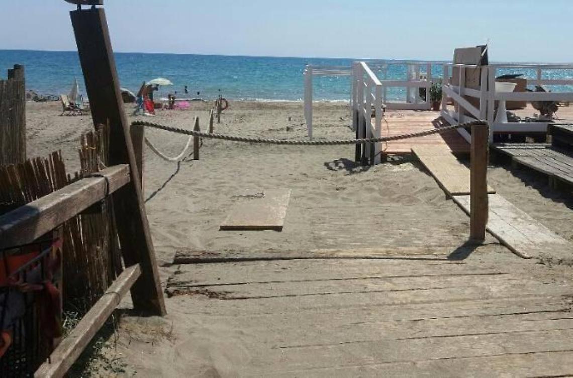 Ostacoli dopo la passerella, quando raggiungere la spiaggia diventa difficile