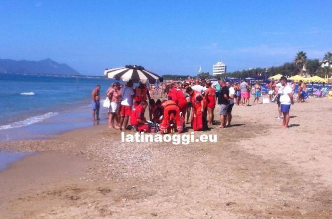 Accusa un malore in acqua, anziano salvato per miracolo 