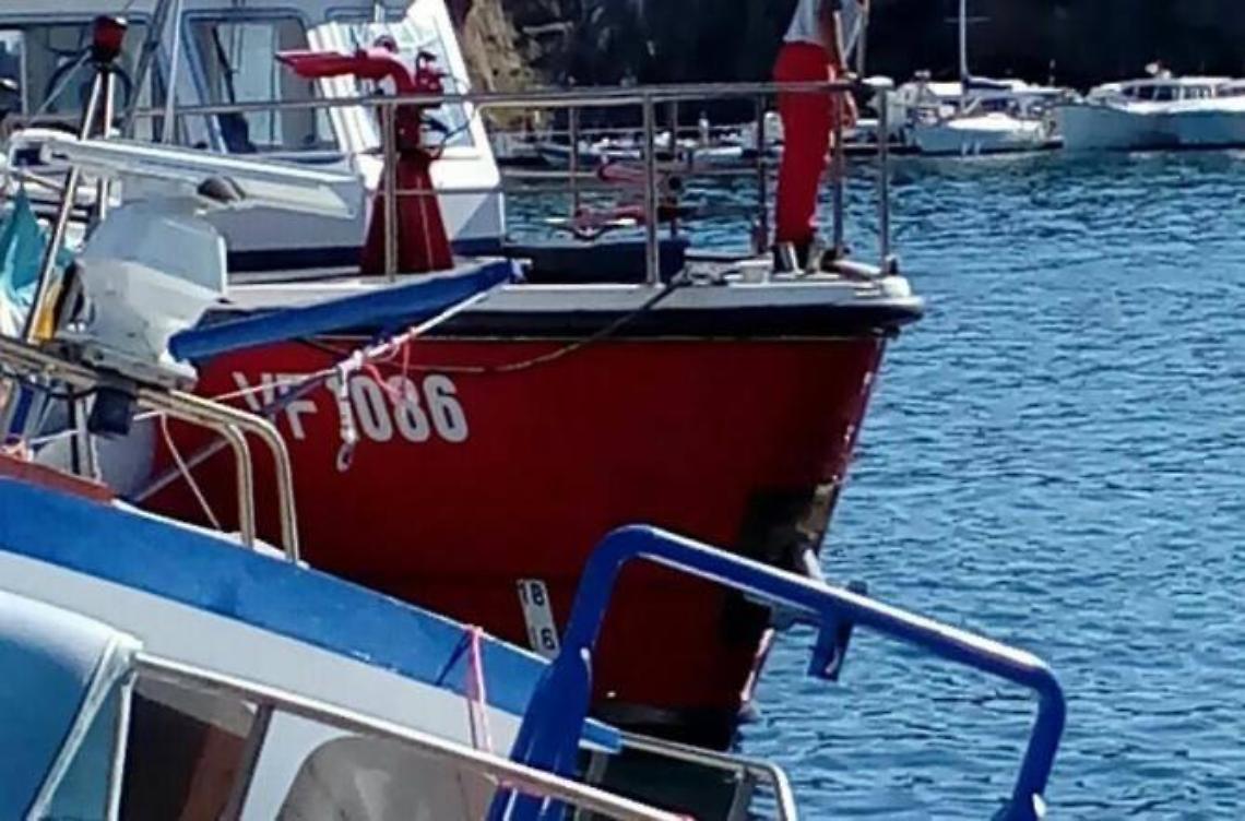 Peschereccio stava per affondare, l'intervento per riportarlo alla banchina