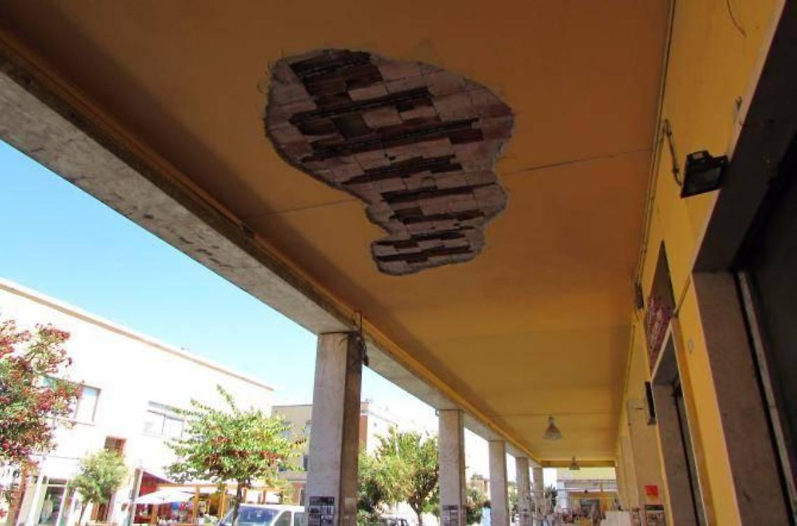 Crolli sotto i portici di fondazione