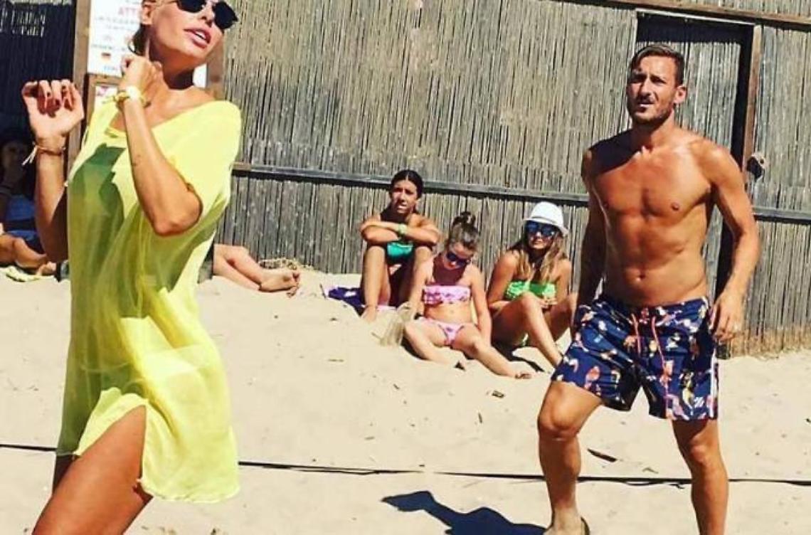 Il relax di capitan Totti e della moglie Ilary: beach volley a Sabaudia