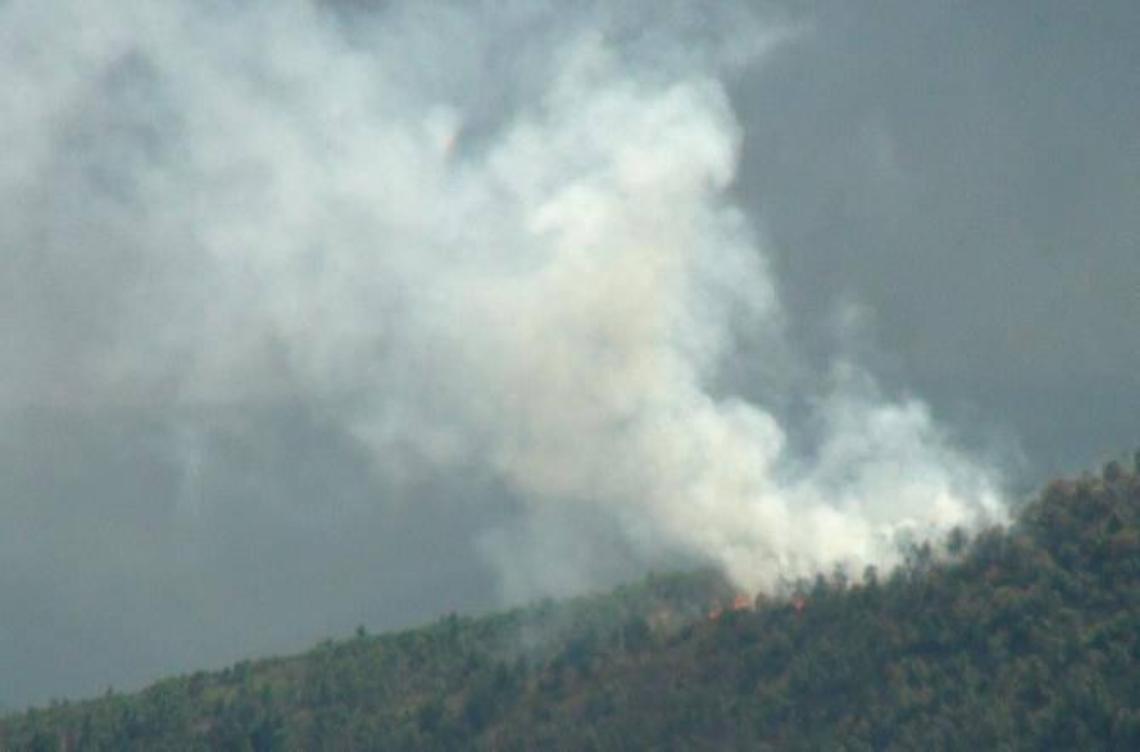 Incendio su Montelungo. L'incubo continua: si riaccendono dei focolai