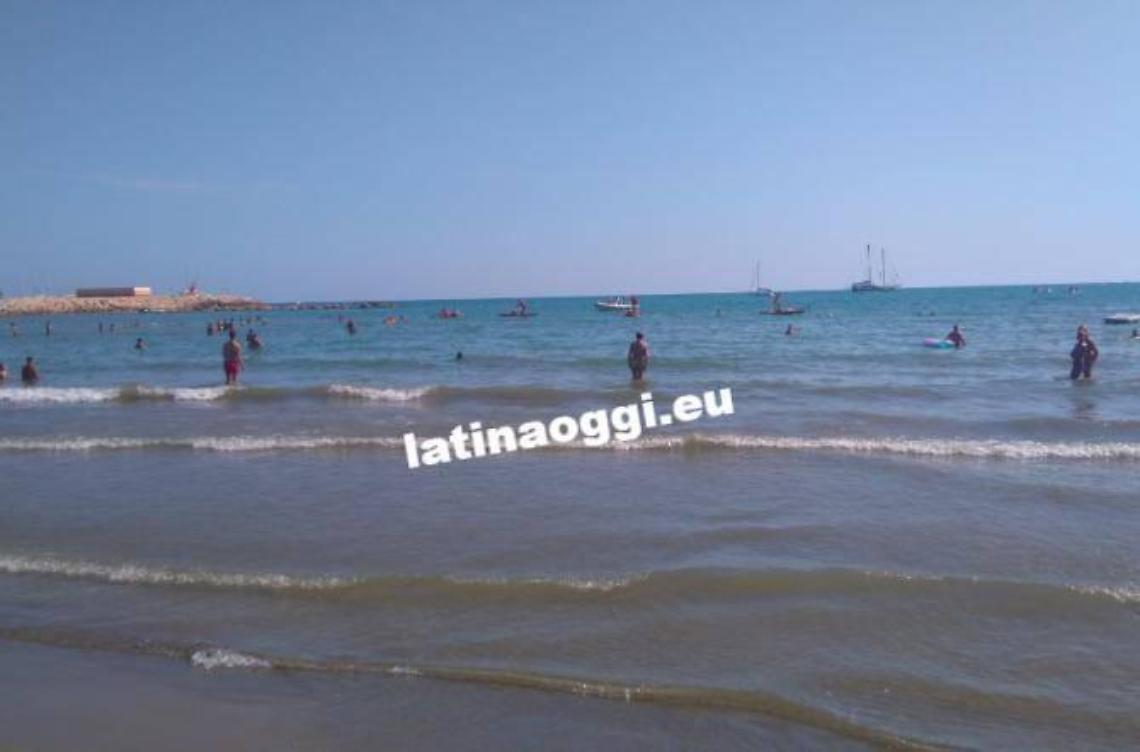 Rischia di annegare, salvato dalla Guardia costiera e dai bagnini