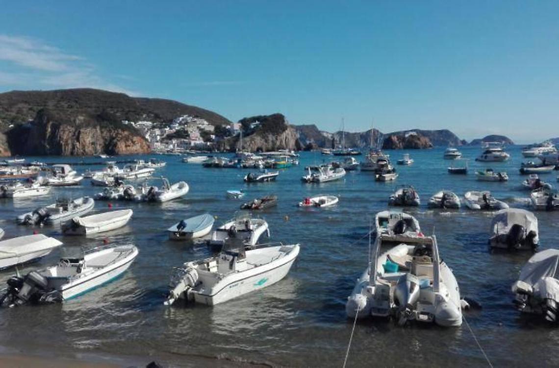 Notti burrasca, paura e trenta barche affondate (il video)