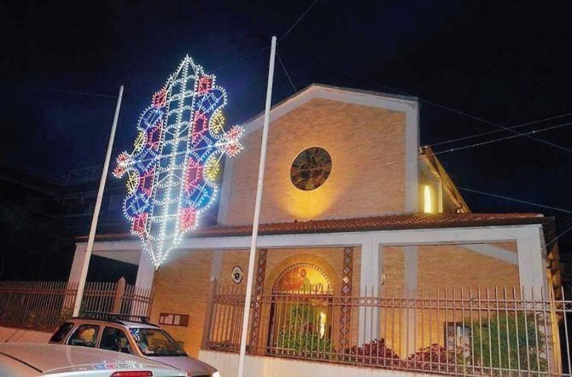 Il parroco non ferma la festa