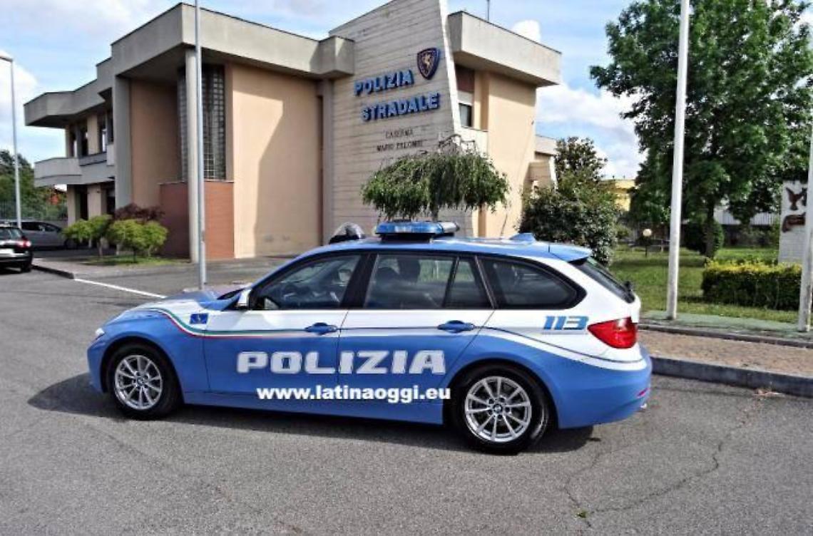 Incidente alla rotatoria: le due passeggere si azzuffano, una finisce nel fosso