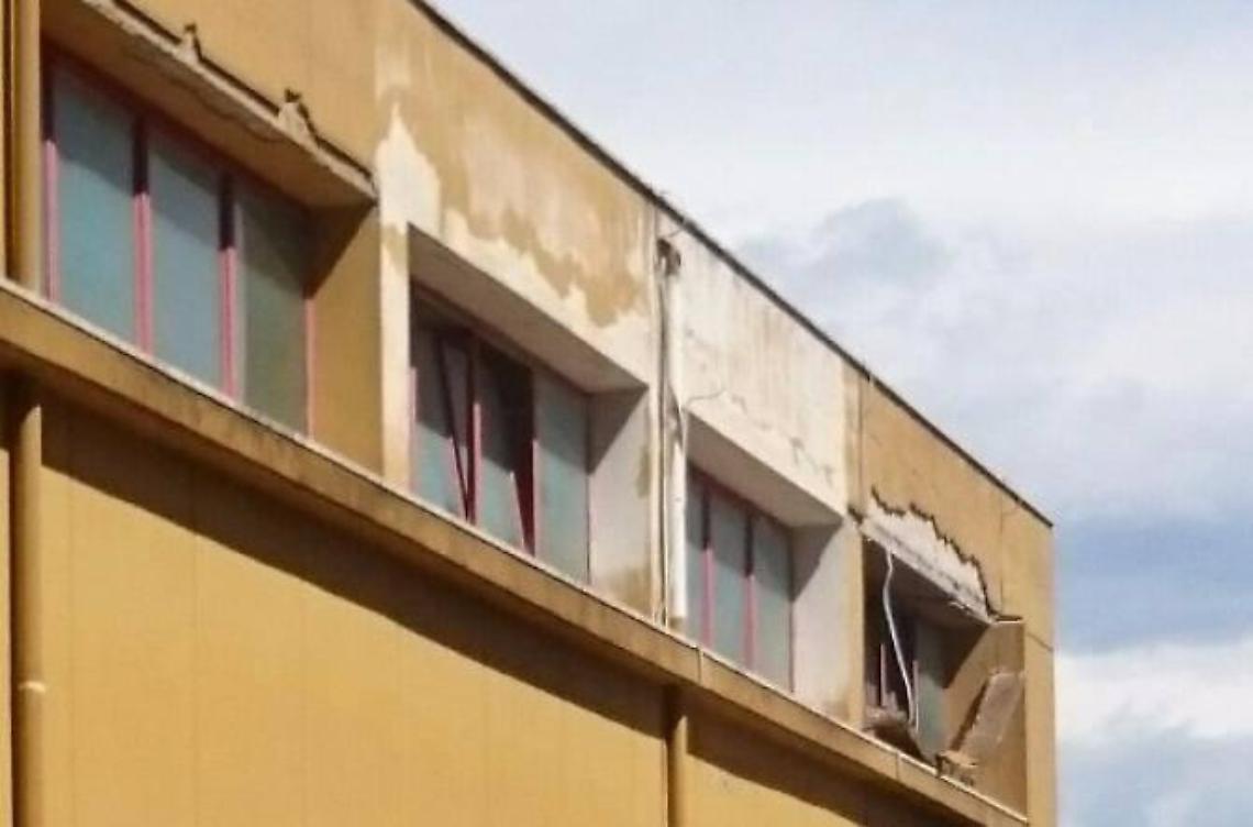 Crolla il cornicione della scuola