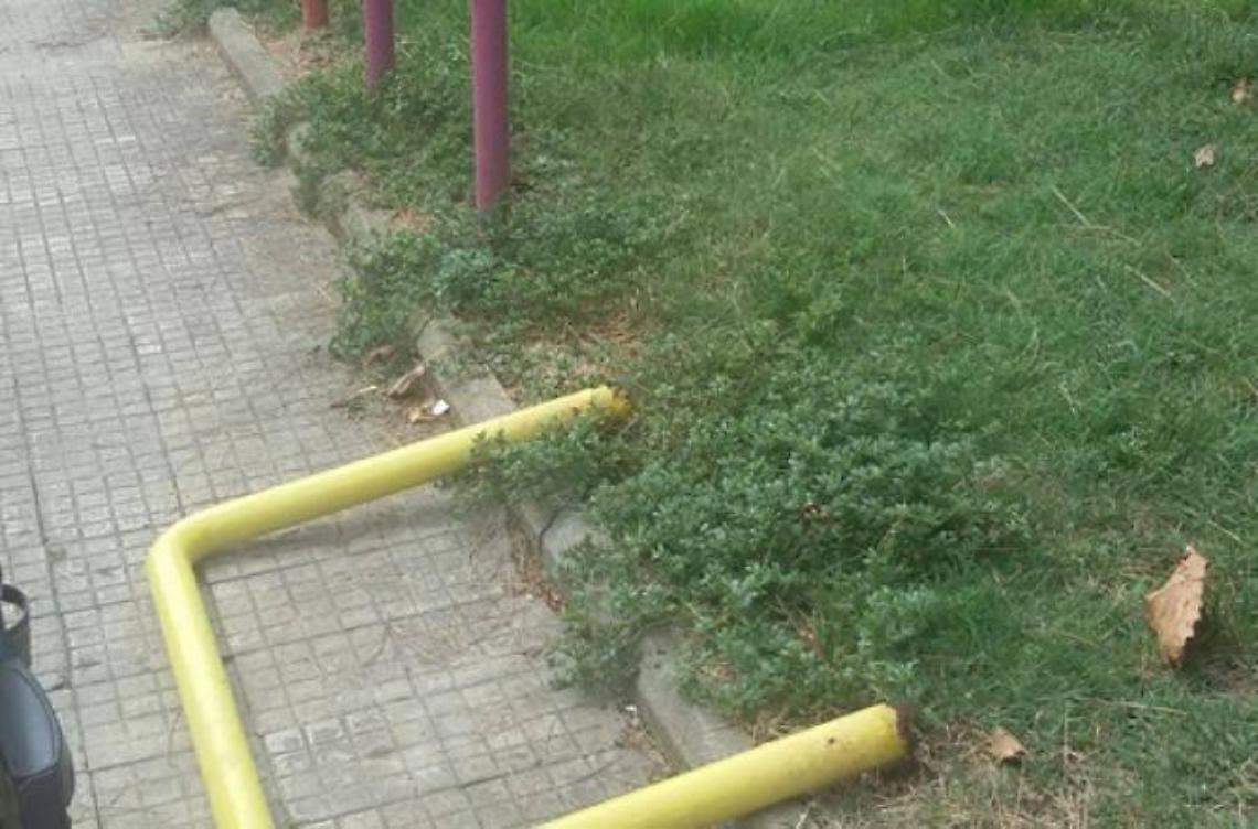 Cade una transenna sul piede di una bimba, paura in piazza Moro