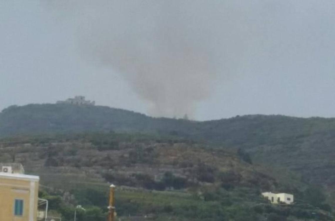 Un fulmine cade sul Monte Guardia e scatena un incendio