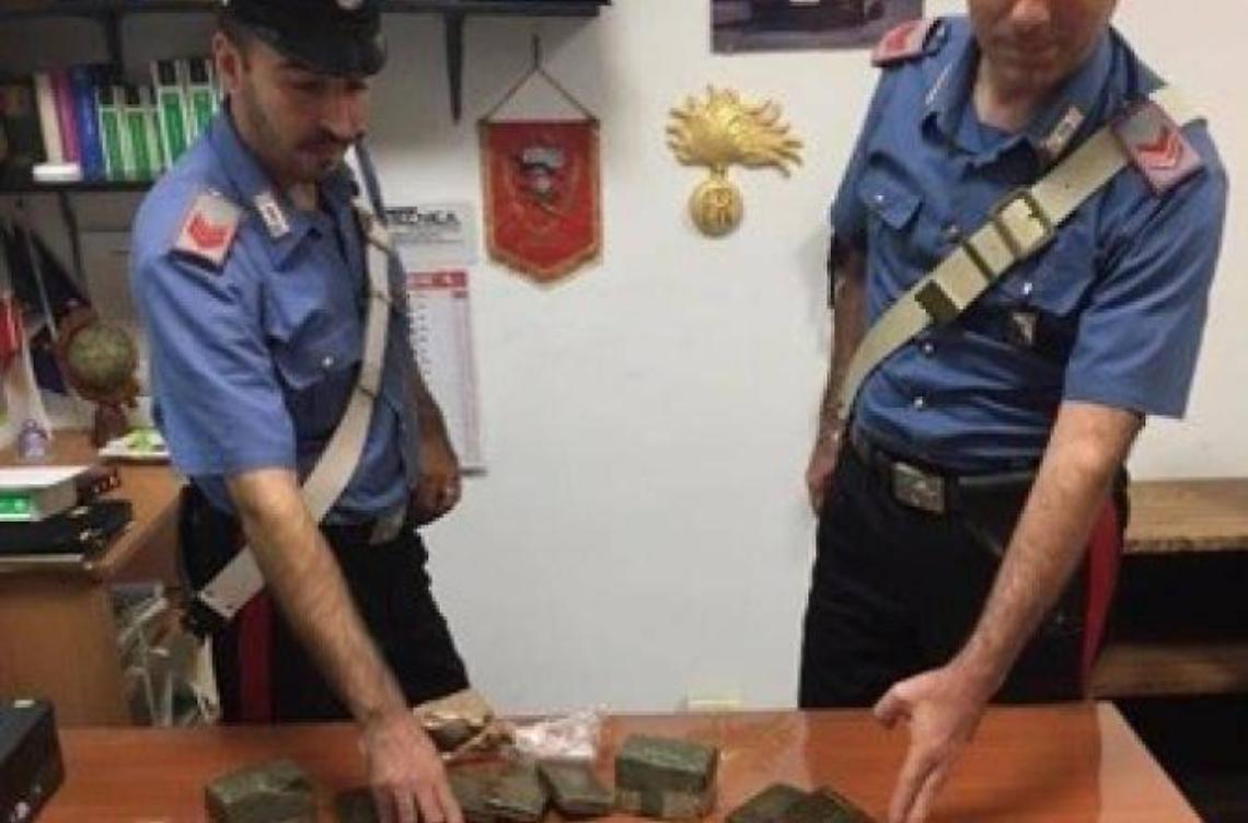 Nascondeva in casa un chilo di hashish, arrestato un 34enne
