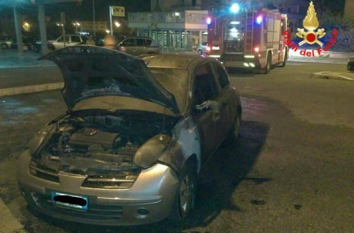 Auto in fiamme nella notte in pieno centro