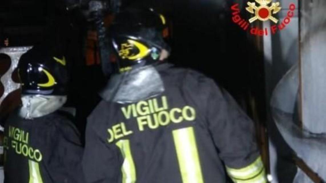 Incendio nella fabbrica ex Radim di Pomezia, fumo nero sulla città