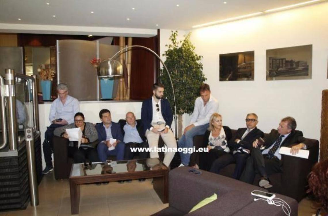 Parere legale sulla destagionalizzazione. L'opposizione all'oscuro lascia l'aula: è scontro