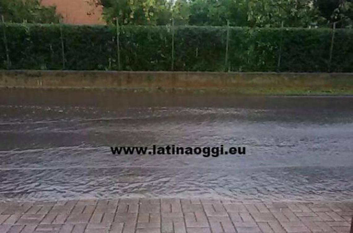 Via Jommelli sott'acqua ogni volta che piove. La protesta di un cittadino