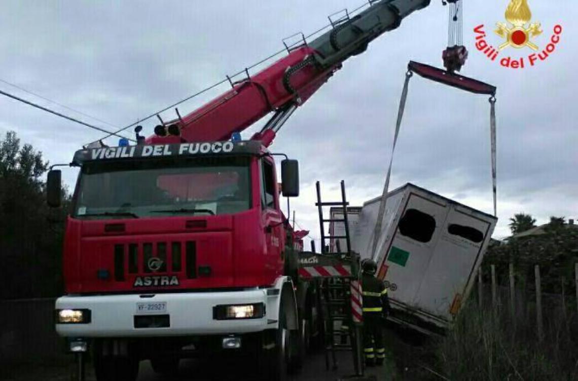 Recuperato tir finito fuori strada