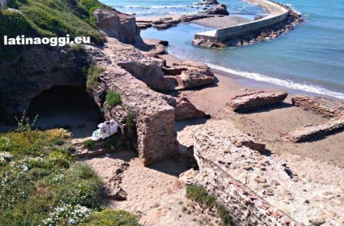 Pulisce le Grotte di Nerone con una pala, identificato dalla polizia locale