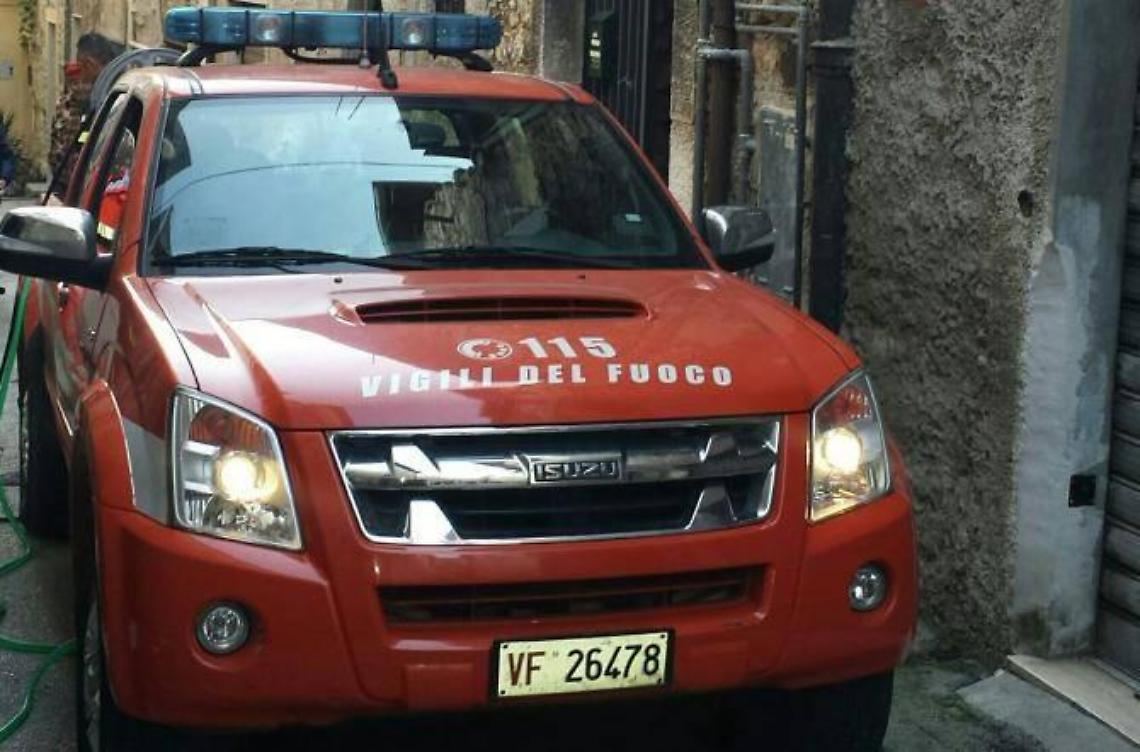 Incendio in un'abitazione. Attimi di terrore in via Pitti