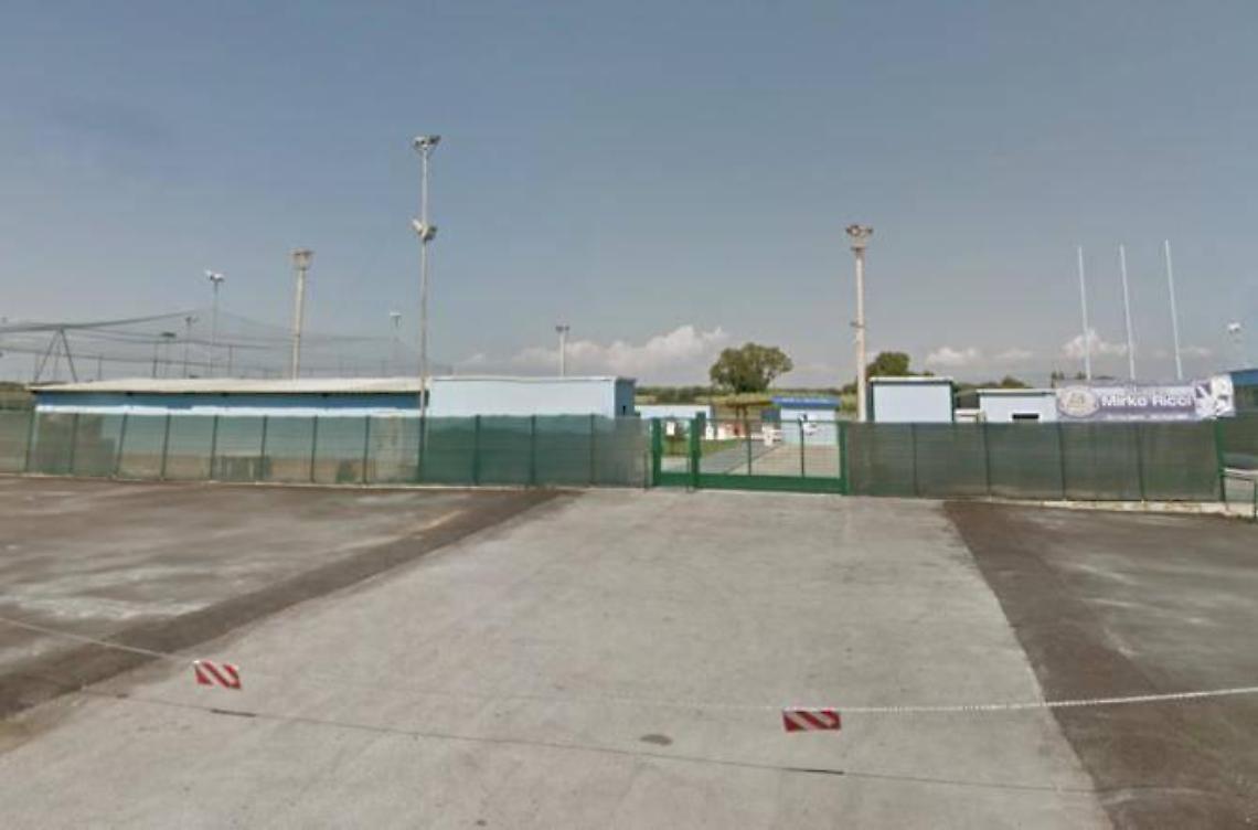 Zuffa fuori dal campo sportivo, una donna cade e si fa male. Società sdegnata per il comportamento dei genitori