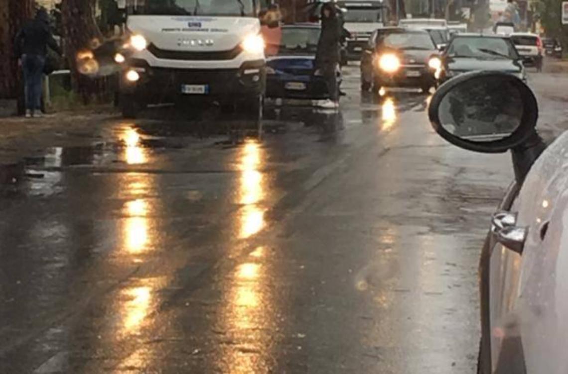 Incidente su via Epitaffio, coinvolta una minicar