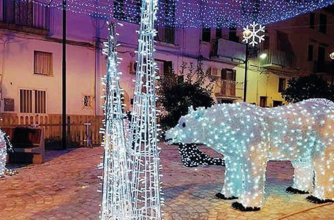 Si accendono le luminarie, ma le case restano al buio