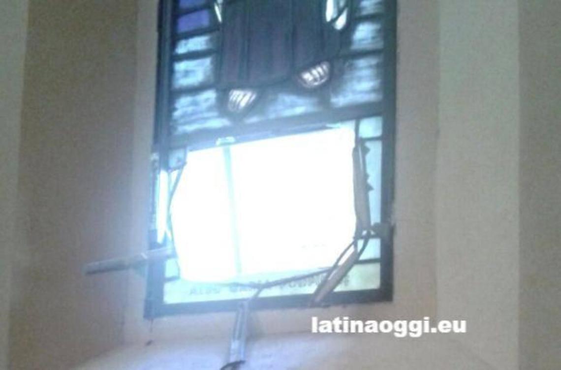 Sfondano la vetrata della Chiesa e provano a rubare