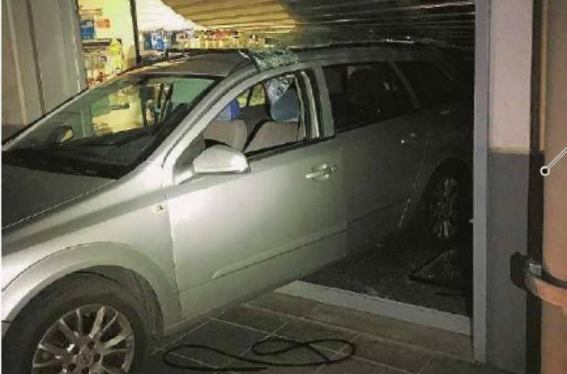 Colpo grosso nella notte all'Euronics. Spregiudicata la tecnica usata dai ladri