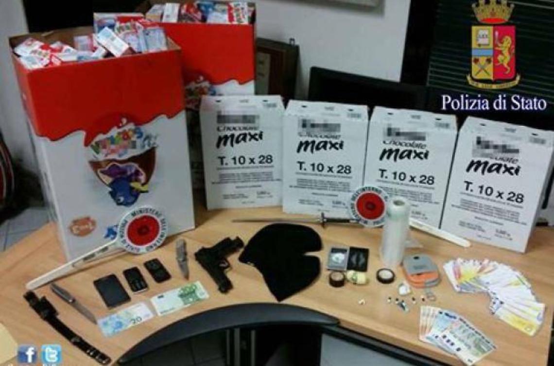 Vendeva cioccolata e... cocaina, arrestato un ambulante "improvvisato"