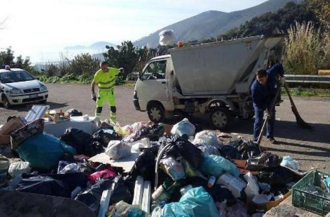 Rimossa la discarica abusiva sulla strada per il Redentore, in arrivo le fototrappole