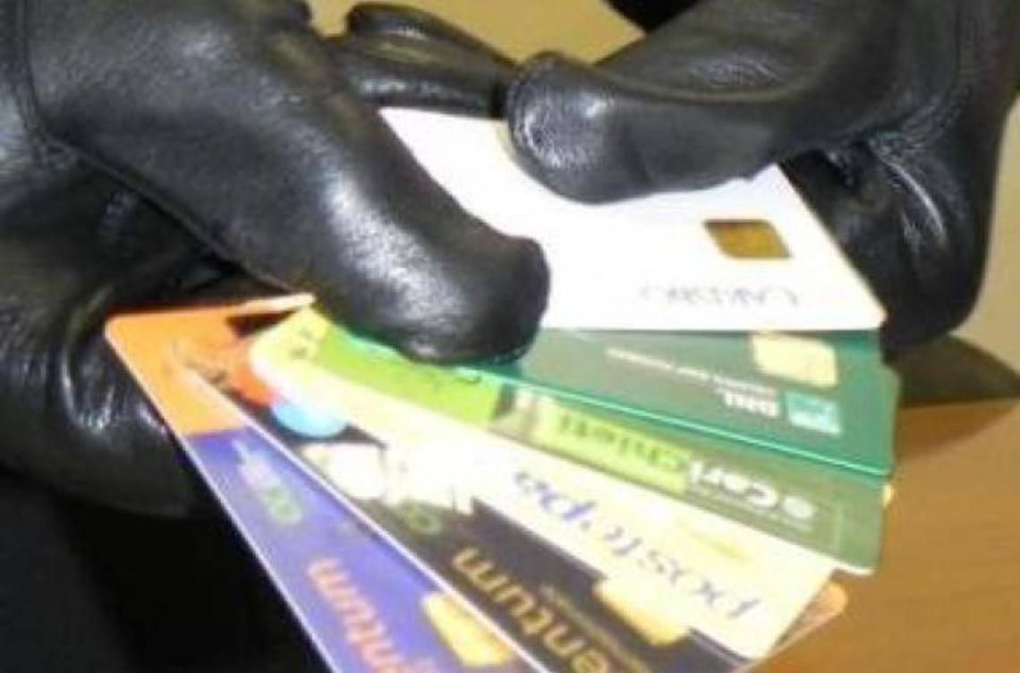 Fanno rifornimento con carte di credito clonate, arrestati ai carabinieri