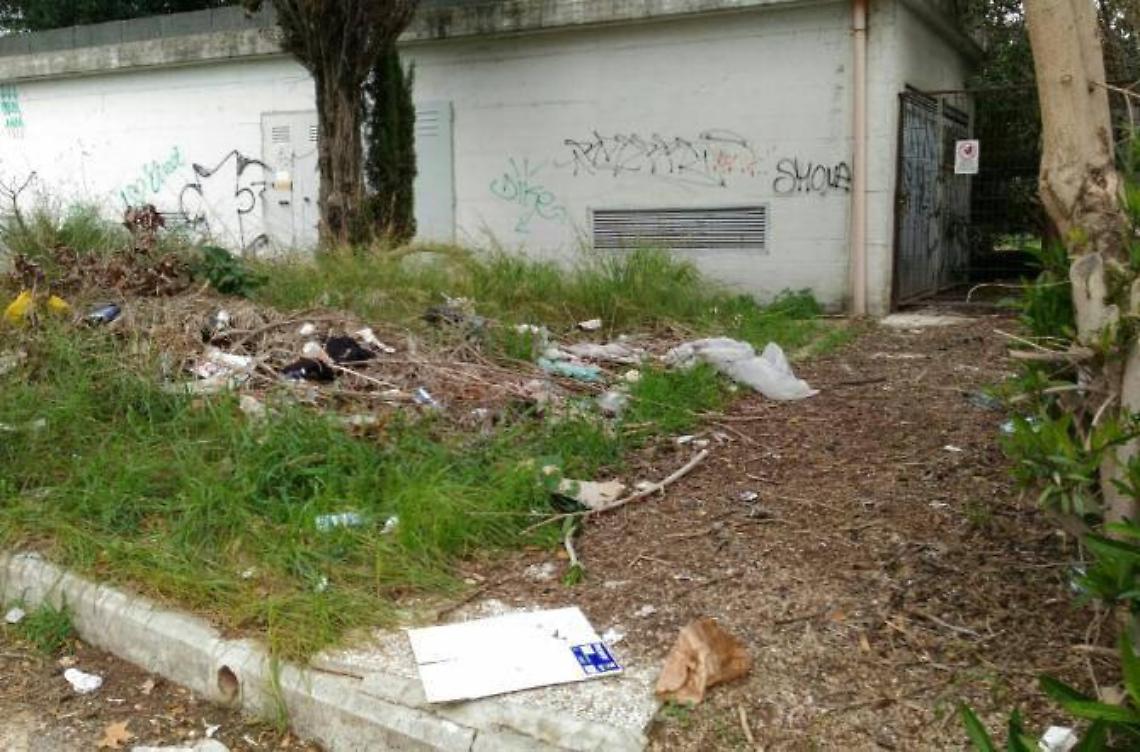 Vicino alla sede Inail spunta fuori una discarica abusiva