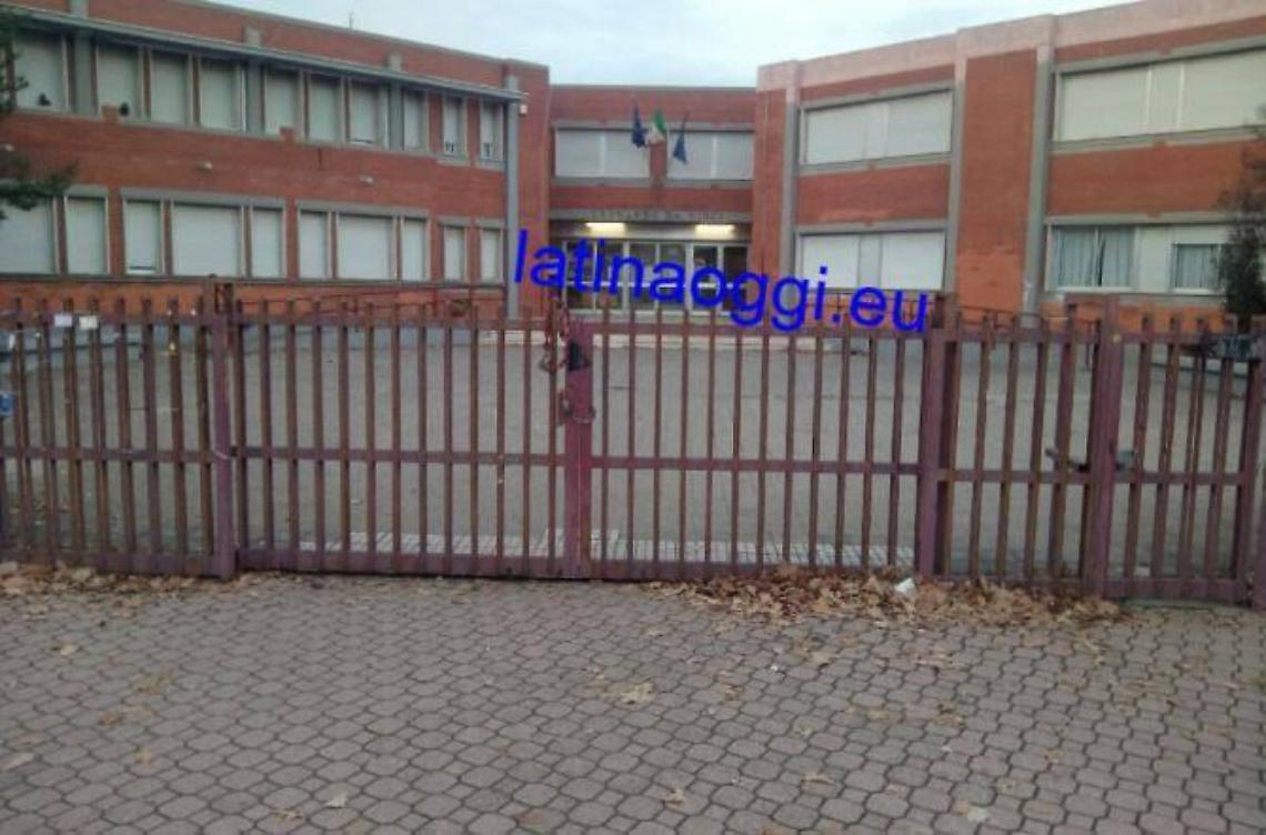 Referendum, caos insediamento per i seggi: scuole chiuse e componenti fuori