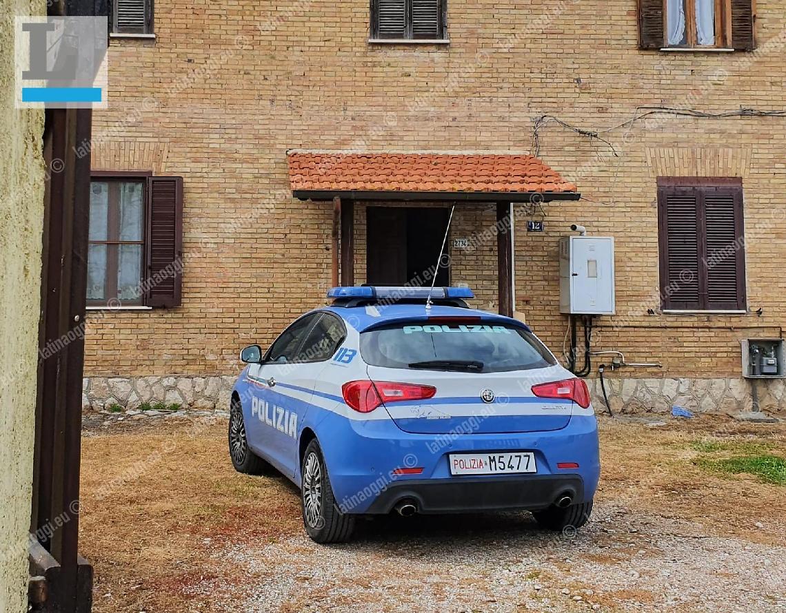 Si fingono poliziotti per derubare  un'anziana sola in casa
