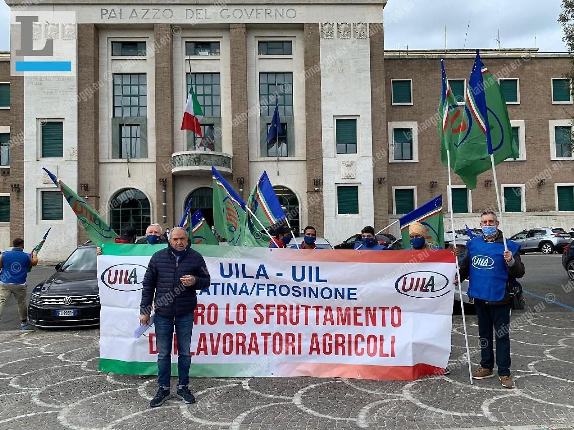 Da essenziali a dimenticati, i lavoratori agricoli: «Basta pacche sulle spalle»
