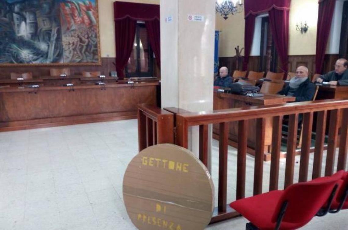 Un gettone di cartone come regalo per Natale, la protesta dei Grillini