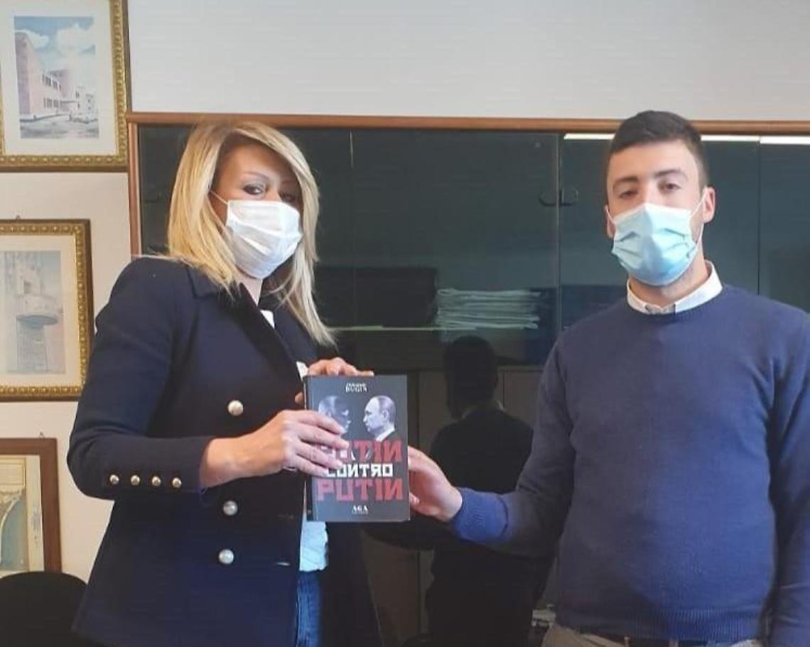 La consigliera Renzi consegna il libro di Dugin all'assessore Martino