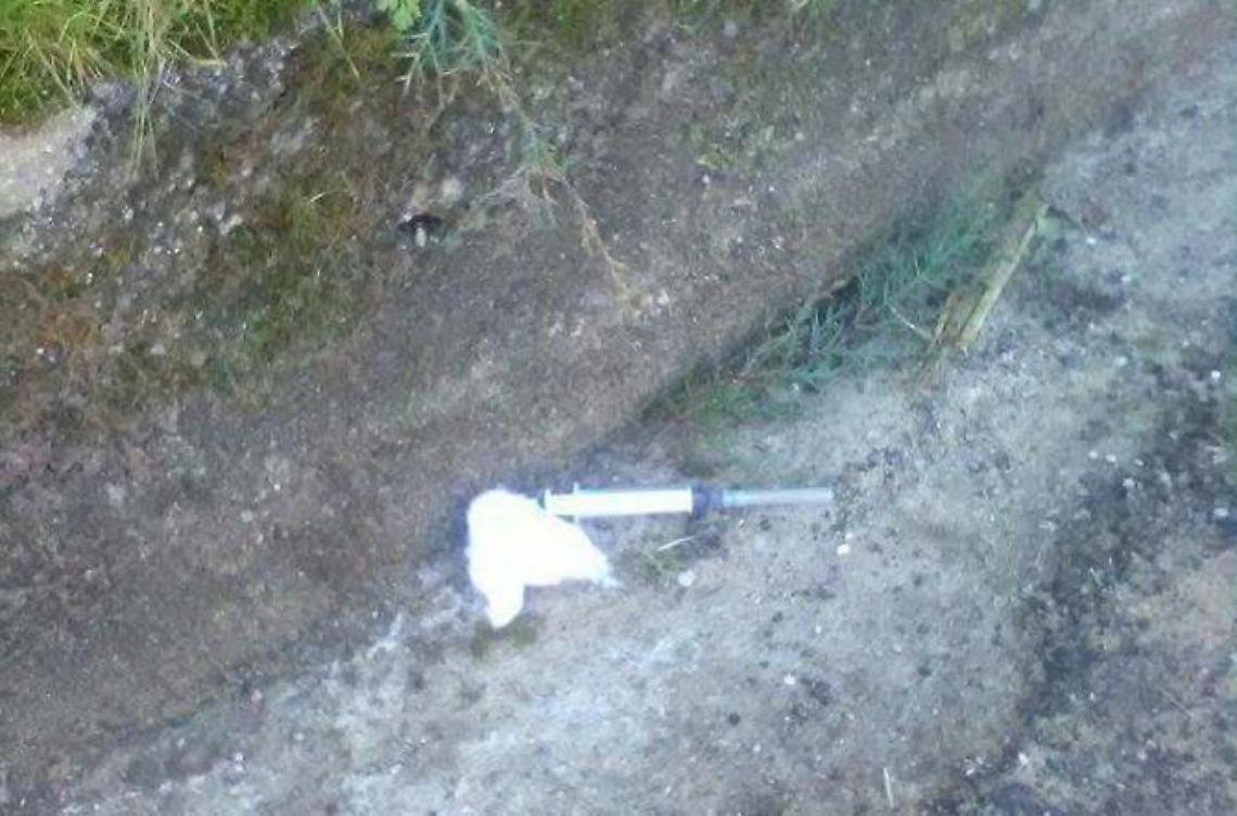 Trova una siringa davanti al cancello di casa