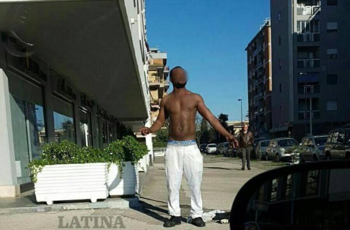 A torso nudo davanti alla Chiesa, urla frasi sconnesse: portato in ospedale per un Tso