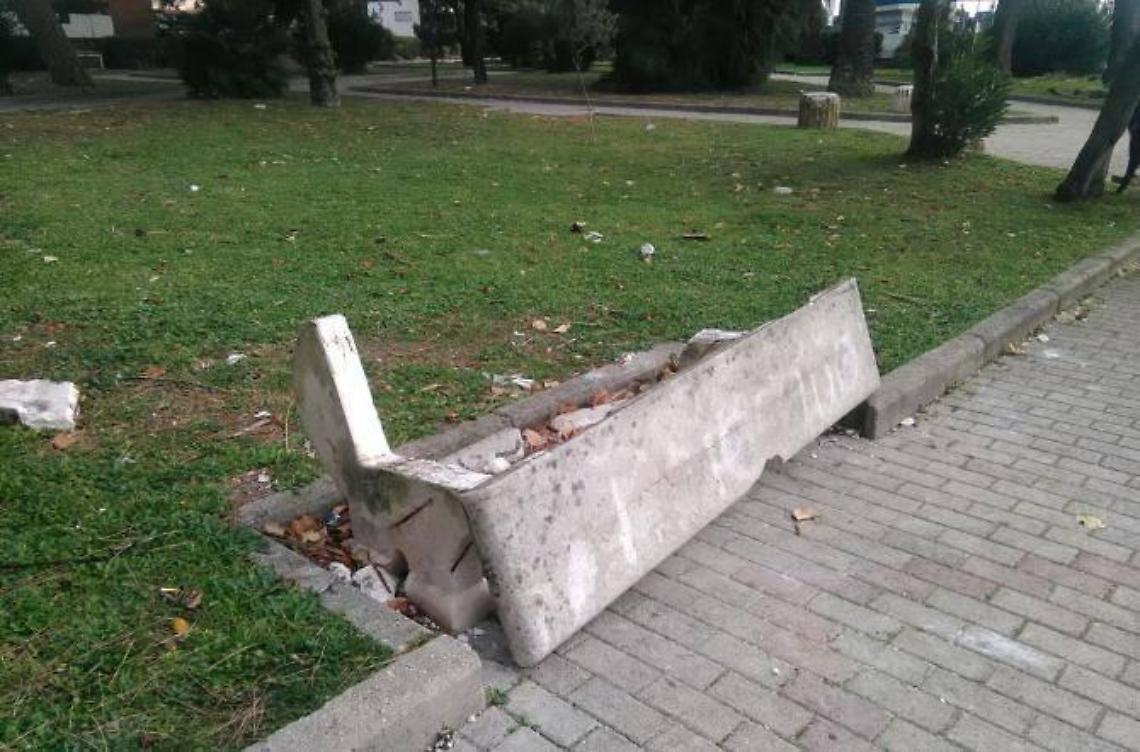 Vandali ai giardinetti, distrutte le panchine