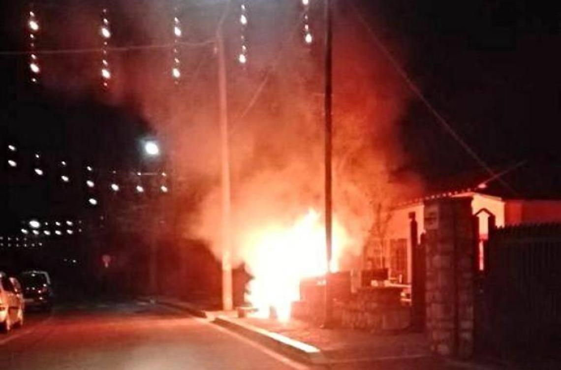 Cassonetti in fiamme lungo via Matteotti