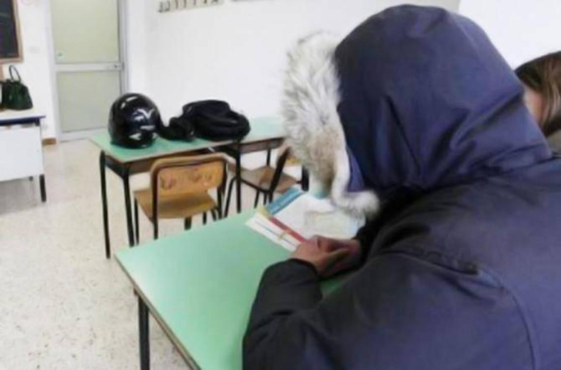 Scuole al freddo in tutta la provincia, monta la protesta dei genitori