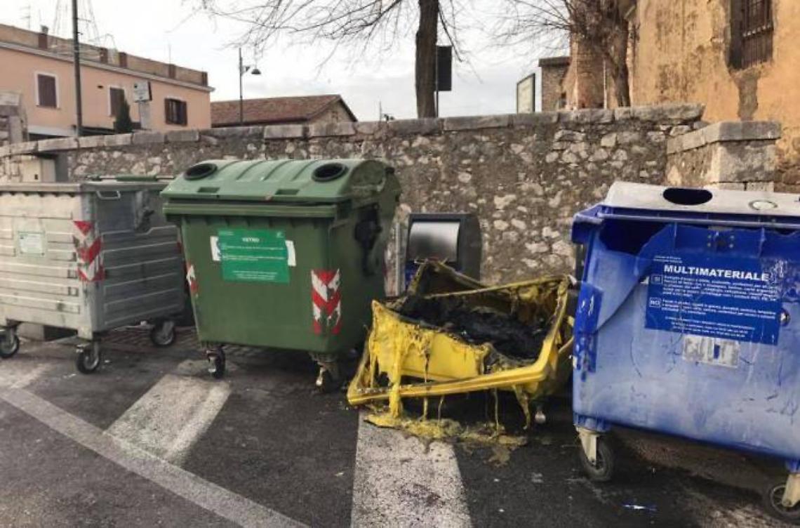 Bruciato un altro cassonetto in centro